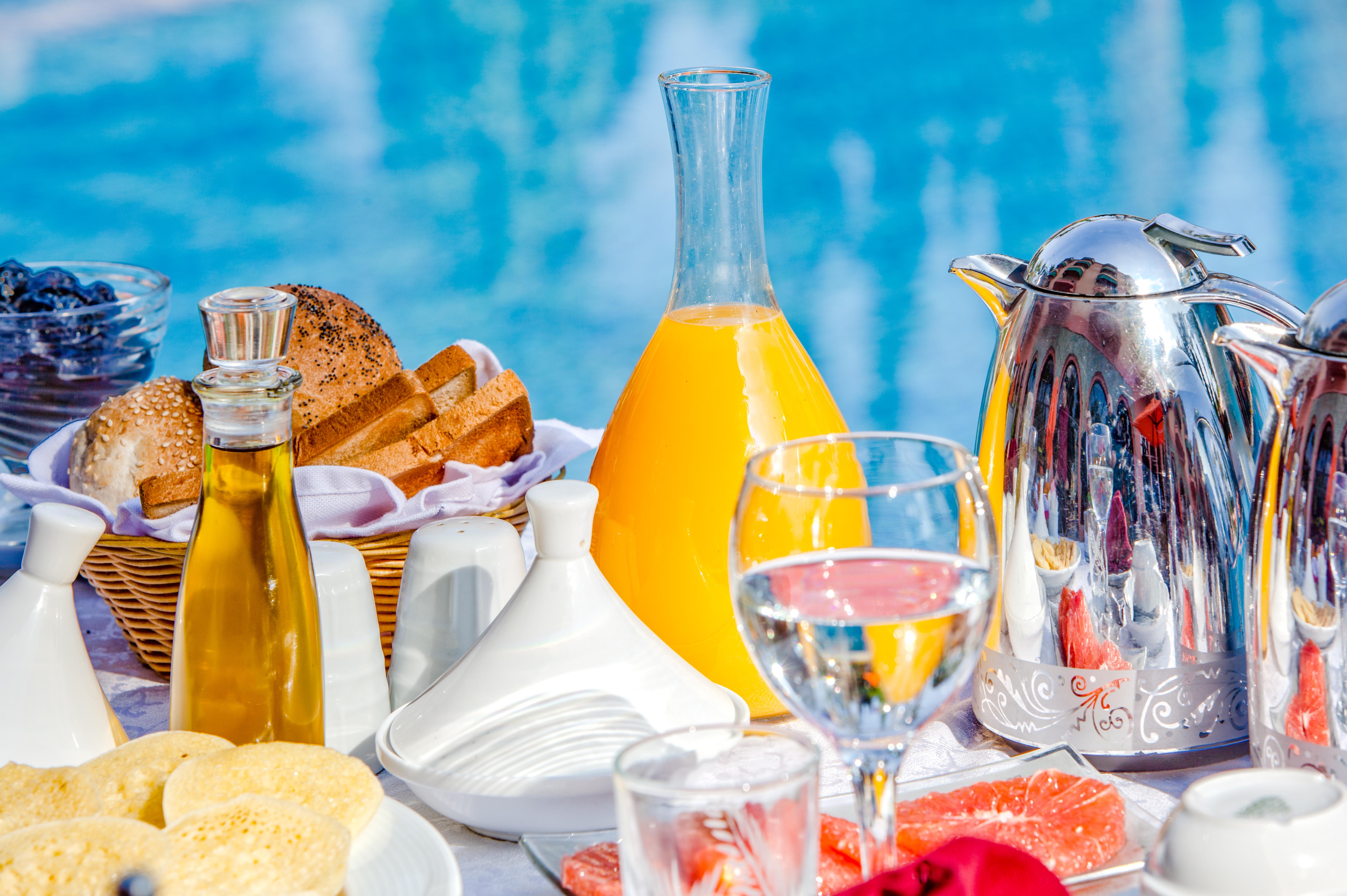 Royal Mirage Deluxe Hotell Marrakesh Eksteriør bilde A typical Mediterranean breakfast