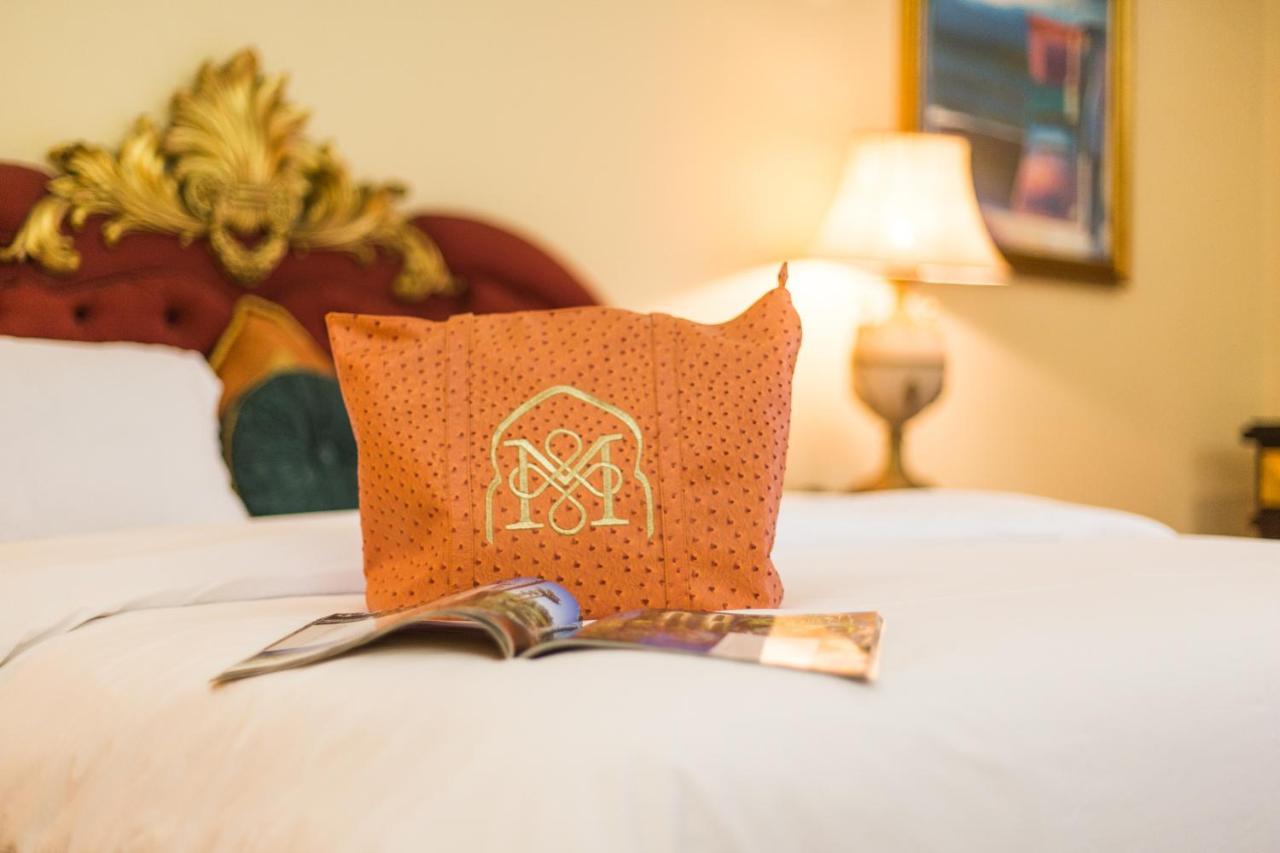 Royal Mirage Deluxe Hotell Marrakesh Eksteriør bilde A pillow with the hotel's logo